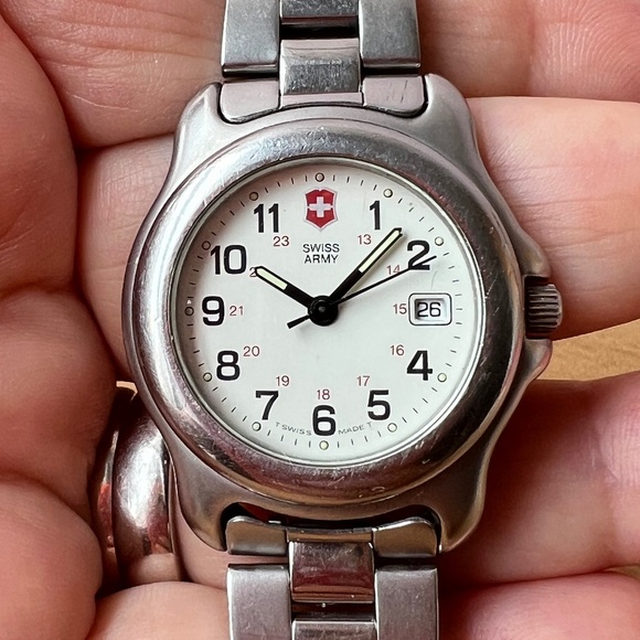 VINTAGE VICTORINOX SWISS ARMY 1884 OFFICERS WATCH DEPLOYMENT LOCK FRESH BATTERY - Picture 1 of 16